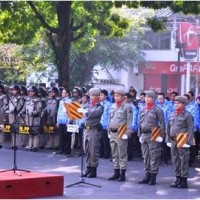 PUpacara peringatan HUT Pol PP ke ^4 dan HUT Satlinmas ke 52 di halaman setda Kuningan.